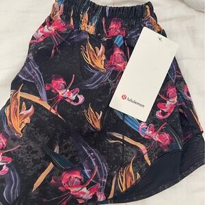 Lululemon Hotty Hot LR Short 4" *Lined